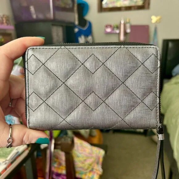 Marc by Marc Jacobs Wristlet Zip Wallet RARE Quilted Metallic Gray Silver - Picture 2 of 10